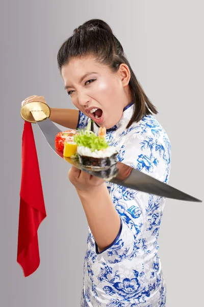 Kvinna anläggning sushi på katana — Stockfoto