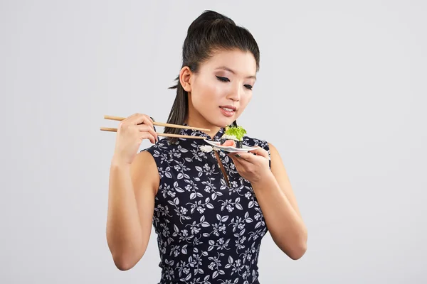 Sushi donna che tiene sushi — Foto Stock