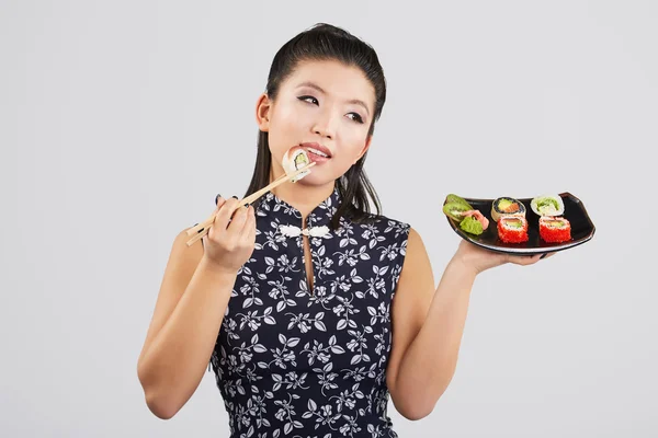 寿司的女人控股寿司 — 图库照片
