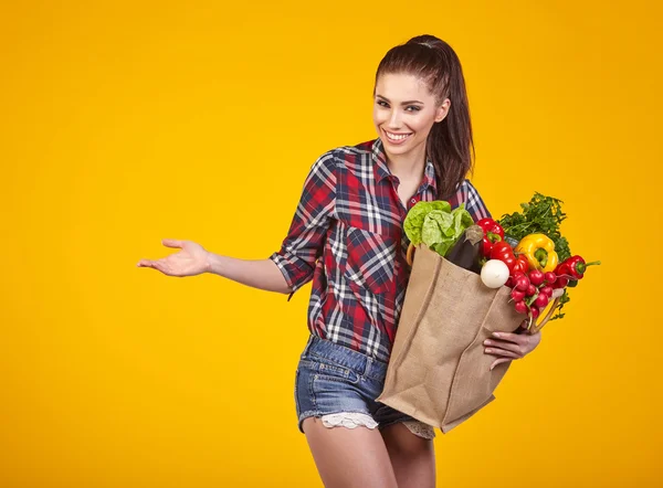 Mujer con bolsa de comestibles y verduras —  Fotos de Stock