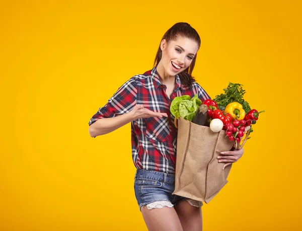 Žena s pytel s potravinami a zeleninou — Stock fotografie