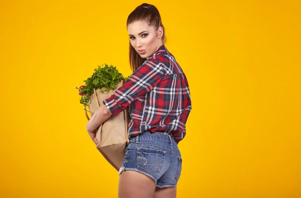 Mulher com saco de supermercado e legumes — Fotografia de Stock