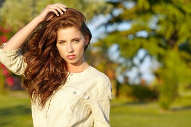 Bahçe içinde güzel bir kadın