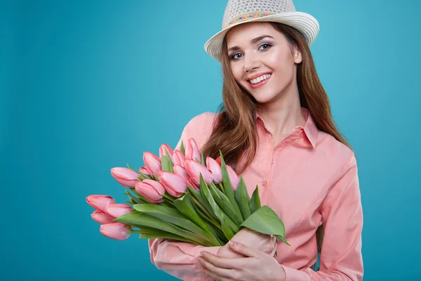 チューリップの花を持つ女性 — ストック写真