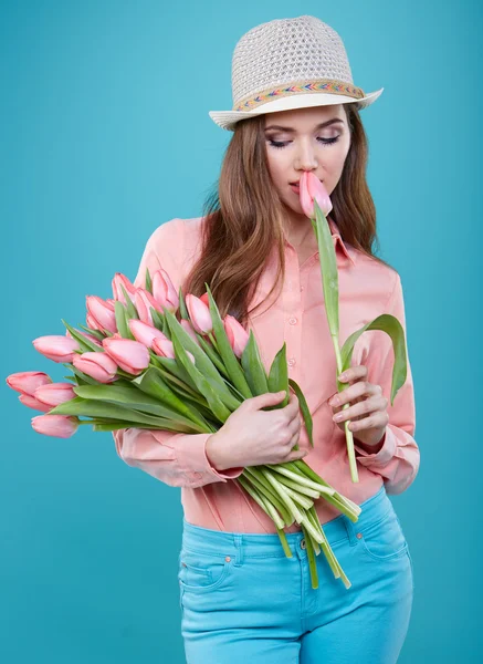 Mujer con tulipanes flores —  Fotos de Stock