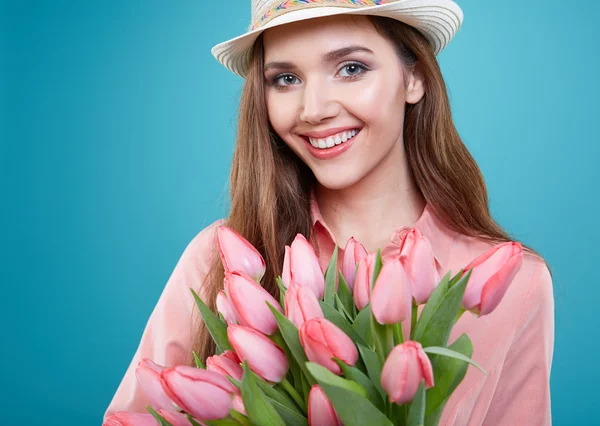 チューリップの花を持つ女性 — ストック写真