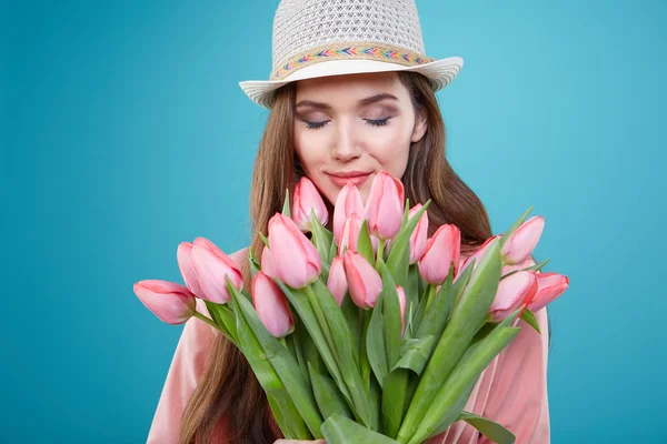Kvinde med tulipaner blomster - Stock-foto