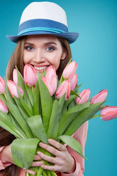 Mujer con tulipanes flores — Foto de Stock