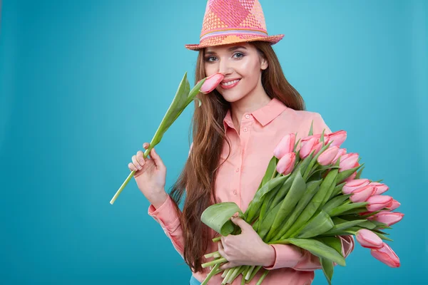 Mulher com flores de tulipas — Fotografia de Stock