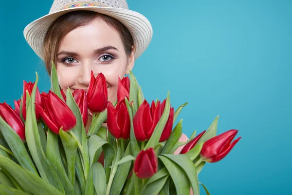 Mujer con tulipanes flores —  Fotos de Stock