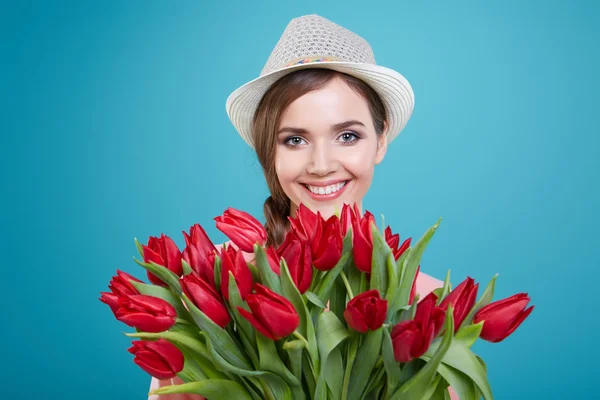 Mulher com flores de tulipas — Fotografia de Stock