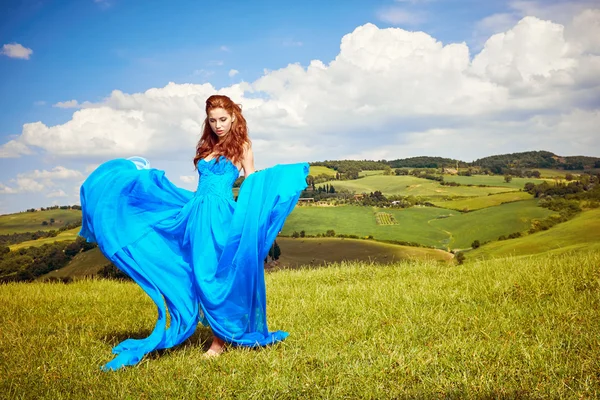 青いドレスの女性 — ストック写真