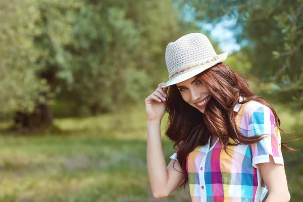 Ritratto di ragazza con cappello — Foto Stock