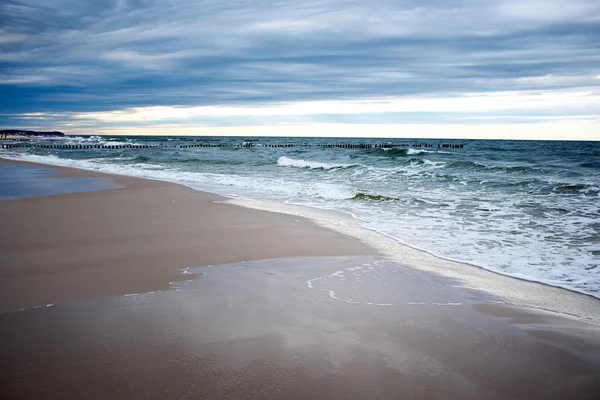 Балтійське море і піщаний пляж — стокове фото