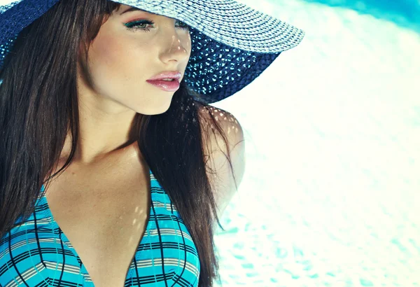Mulher sexy relaxante na piscina — Fotografia de Stock