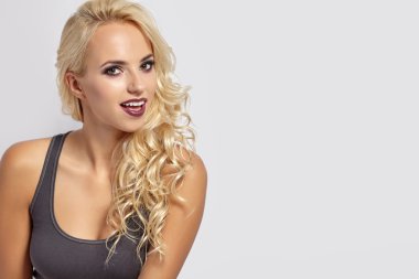 sarışın seksi kadın kılığında
