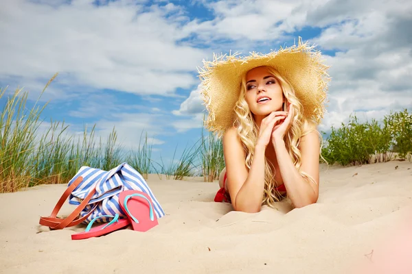 Blonde fille en bikini sur la plage — Photo