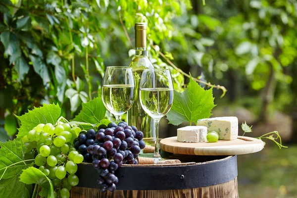 Copos de vinho e barril velho — Fotografia de Stock