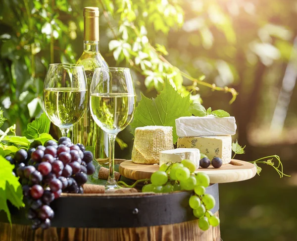 Szklanki wina i starej beczki — Zdjęcie stockowe