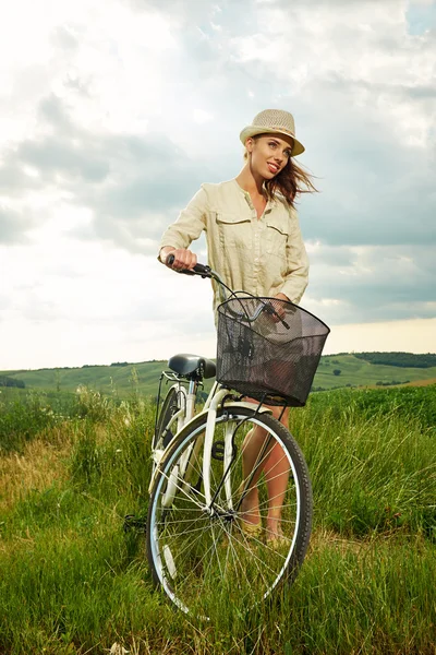 Žena s vintage kolo — Stock fotografie