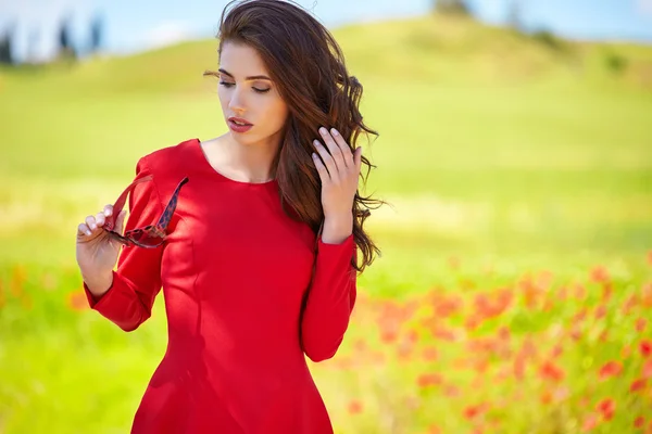 Женщина в элегантном красном платье — стоковое фото