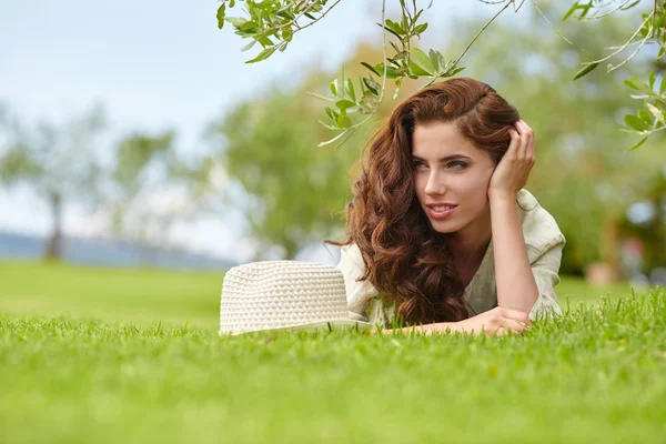 Femme couchée sur l'herbe à l'extérieur — Photo