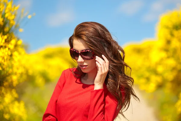 Kobieta w eleganckiej czerwonej sukience — Zdjęcie stockowe