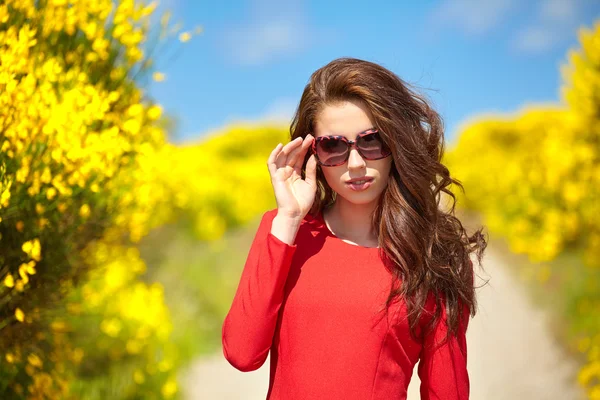 Donna in elegante abito rosso — Foto Stock