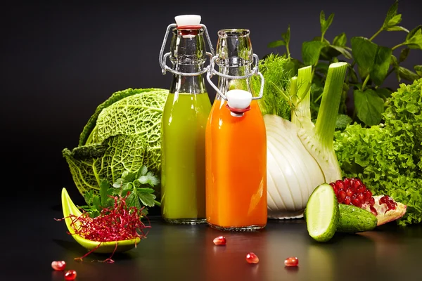 Flaskor med färska grönsaker juice — Stockfoto