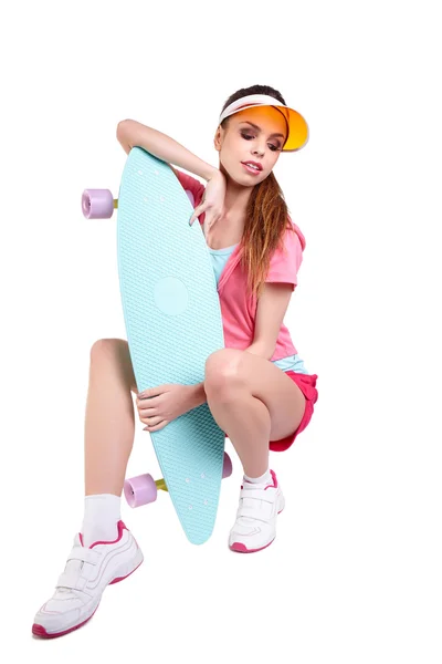 Модна дівчина-хіпстер зі скейтбордом — стокове фото