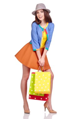Alışveriş çantalı kadın.