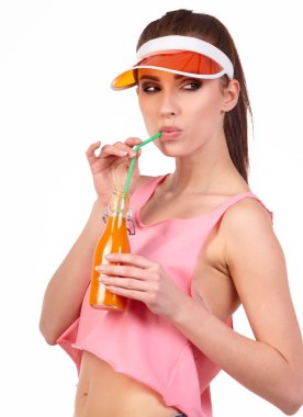 şişe pembe top tutan kadın