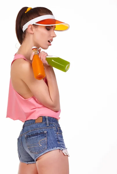 Mujer en rosa superior sosteniendo botellas — Foto de Stock