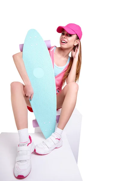 Hipster κορίτσι της μόδας με skateboard — Φωτογραφία Αρχείου