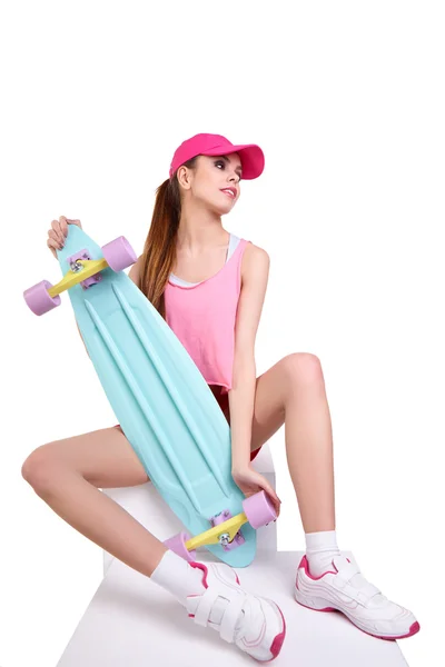 Mode hipster fille avec skateboard — Photo