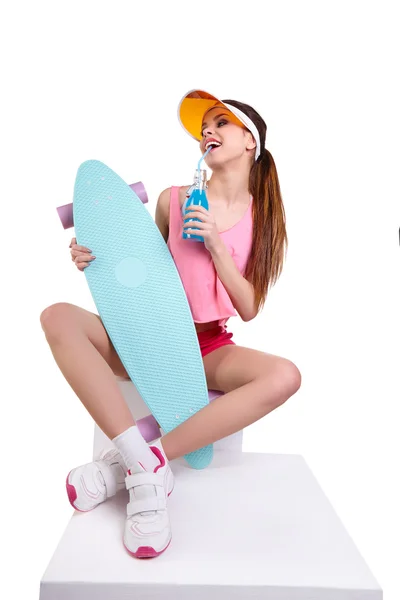 Модная девушка-хипстер со скейтбордом — стоковое фото