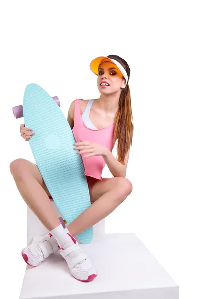 Mode hipster meisje met skateboard — Stockfoto