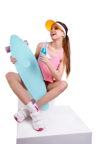 スケート ボードとファッションの流行に敏感な女の子 — ストック写真