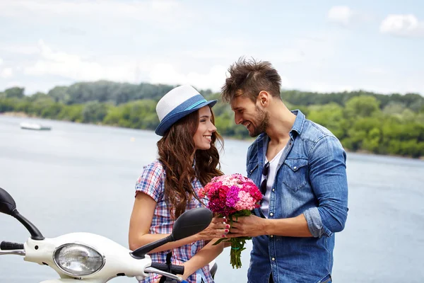 Bella coppia con fiori — Foto Stock