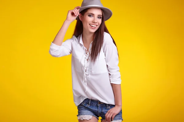 Jonge brunette vrouw in voorjaar hoed — Stockfoto