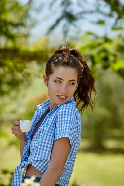 Vrouw die ochtendkoffie drinkt — Stockfoto