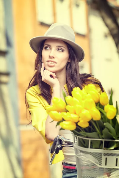 Frau mit Tulpenstrauß — Stockfoto