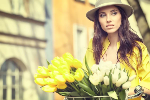 Žena s kyticí tulipánů — Stock fotografie