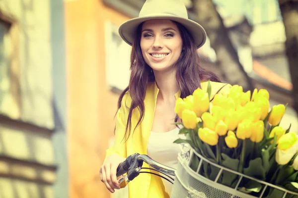 Женщина с букетом тюльпанов — стоковое фото