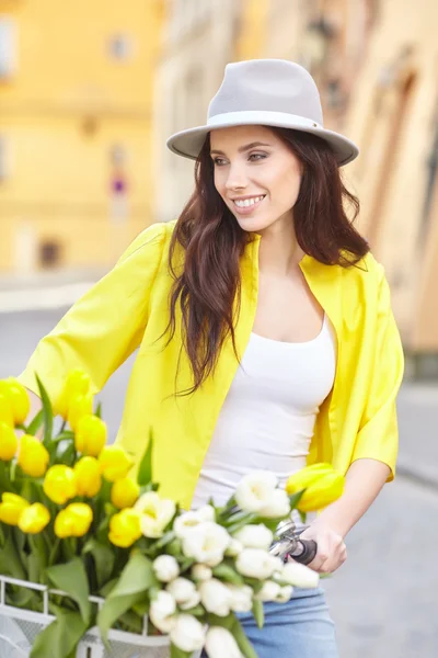 Vrouw met boeket tulpen — Stockfoto