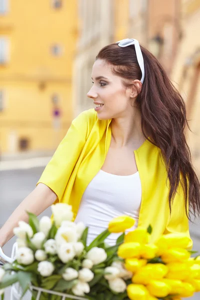 Femme avec bouquet de tulipes — Photo