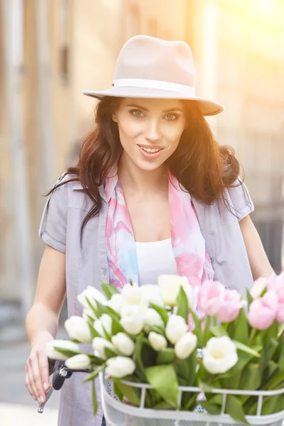 Femme avec bouquet de tulipes — Photo