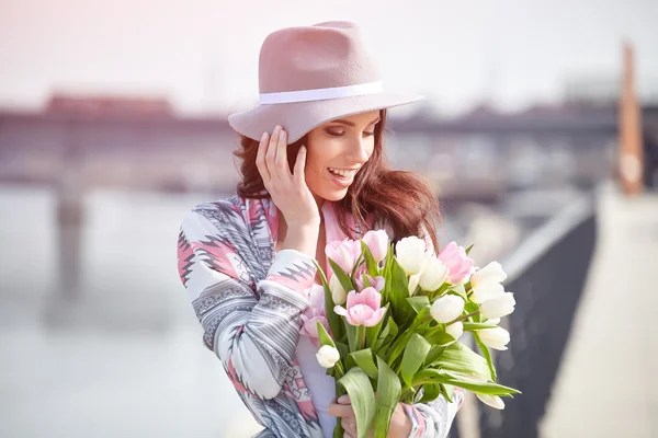 Mujer con ramo de tulipanes — Foto de Stock