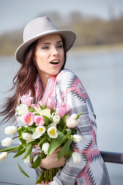 Donna con bouquet di tulipani — Foto Stock