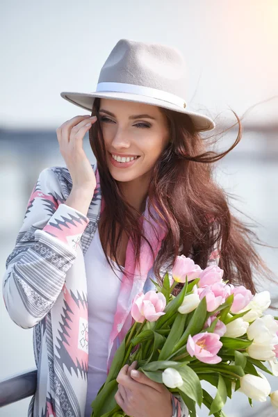 チューリップの花束を持つ女性 — ストック写真